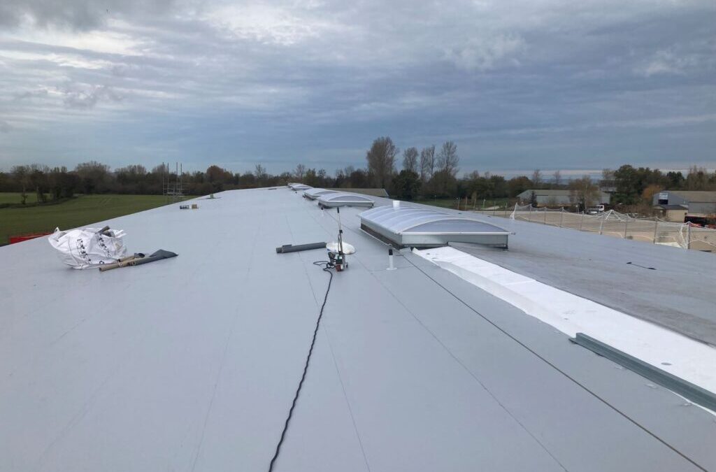 Étanchéité de toiture en PVC pour la rénovation d’une usine à Sorèze.